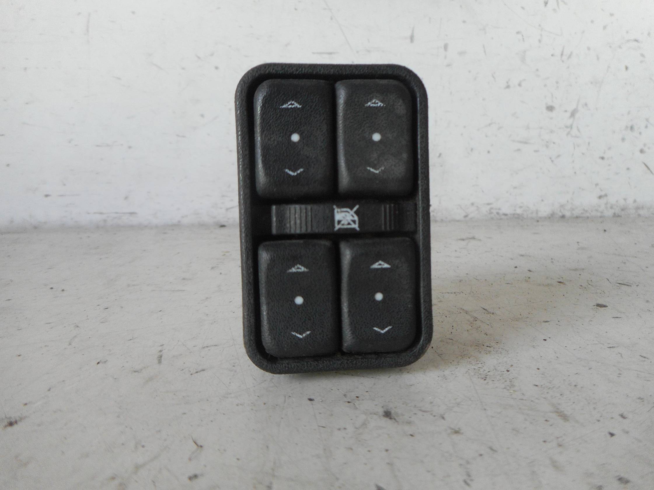 Interruttore alzacristalli porta ant.